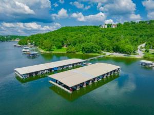 een luchtzicht op een dok op een waterlichaam bij Lakeview Lake Ozark Condo 2bd2bapool-sleeps 7pp in Lake Ozark