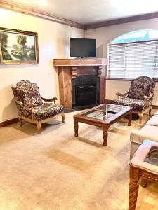 a living room with two chairs and a fireplace at Zermatt Family 2BR Villa Near Deer Valley & Park City Ski Resorts - 6769 in Mound City