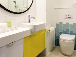 パースにあるibis Styles East Perthの洗面台、トイレ、鏡のあるバスルーム +184枚の写真