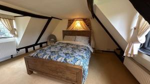 GeldestonにあるDanegelts Waveney Marshes Bed & Breakfastのベッドルーム1室(ランプ付きの木製ベッド1台付) +19枚の写真