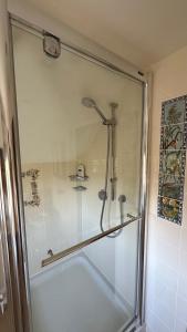 GeldestonにあるDanegelts Waveney Marshes Bed & Breakfastの浴室のガラス扉付きシャワー