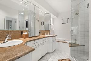 Ένα μπάνιο στο Meadow Mountain Vista Boutique Aprs-ski Chalet +32 φωτογραφίες