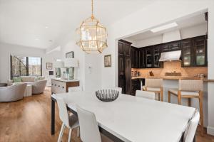 Η κουζίνα ή μικρή κουζίνα στο Meadow Mountain Vista Boutique Aprs-ski Chalet