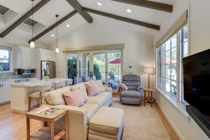 un salon avec un canapé et une cuisine dans l'établissement 10 Mi to San Jose Couples Cottage with Hot Tub!, à Monte Sereno