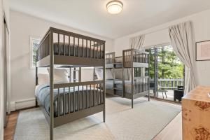 Ένα ή περισσότερα κρεβάτια σε δωμάτιο στο Meadow Mountain Vista Boutique Aprs-ski Chalet