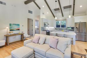 un salon avec un canapé et une cuisine dans l'établissement 10 Mi to San Jose Couples Cottage with Hot Tub!, à Monte Sereno