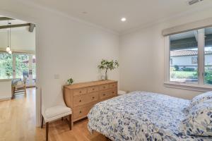 - une chambre avec un lit, une commode et des fenêtres dans l'établissement 10 Mi to San Jose Couples Cottage with Hot Tub!, à Monte Sereno 17 autres photos