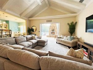 Posezení v ubytování Dream Beach Haven! Rambler, Heated Pool, Beachside