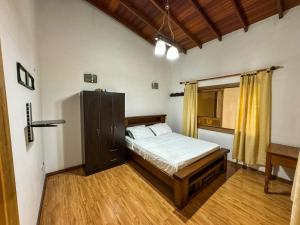 ein Schlafzimmer mit einem Bett und einem Schrank darin in der Unterkunft Casa Finca Villa Laura 158 in Rionegro
