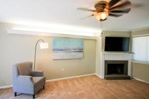 TV a/nebo společenská místnost v ubytování Luxury Midtown Home - Only a few blocks from FGH