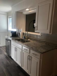 Kuchyň nebo kuchyňský kout v ubytování Luxury Midtown Home - Only a few blocks from FGH