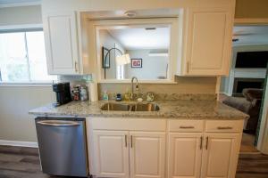 Kuchyň nebo kuchyňský kout v ubytování Luxury Midtown Home - Only a few blocks from FGH + 75 fotografií