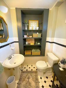 een badkamer met toilet en wastafel bij Historic Victorian Apartment in McGregor