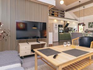 sala de estar con mesa y TV grande en 4 star holiday home in Væggerløse, en Bøtø By