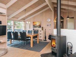 ein Esszimmer mit Tisch und Kamin in der Unterkunft 8 person holiday home in Ebeltoft-By Traum in Ebeltoft