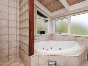 eine Badewanne im Bad mit Fenster in der Unterkunft 8 person holiday home in Ebeltoft-By Traum in Ebeltoft + 35 Fotos
