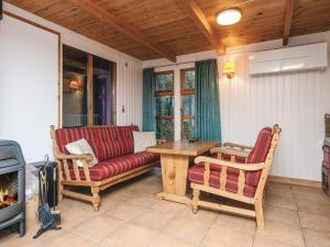 una sala de estar con un sofá y una mesa en 7 person holiday home in Kolind-By Traum, en Kolind 19 fotos más