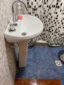 a white sink in a bathroom with a shower at La Perla del Yuqueri in Concordia
