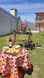 un tavolo con un carrello con pane e una bottiglia di vino di La Perla del Yuqueri a Concordia