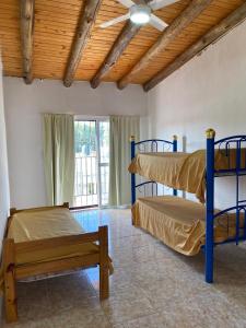 a bedroom with two bunk beds and a wooden ceiling at La Perla del Yuqueri in Concordia
