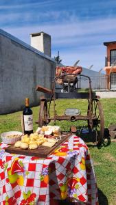 a table with a cart with bread and a bottle of wine at La Perla del Yuqueri in Concordia +12 photos