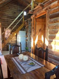 a wooden table in a room with a wooden wall at Cabañas Rústicas Entre Montañas in Tunuyán