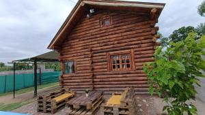 a log cabin with a picnic table in front of it at Cabañas Rústicas Entre Montañas in Tunuyán