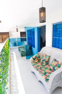 a living room with a couch and a chair at Departamento Bocagrande cerca a playas in Cartagena de Indias