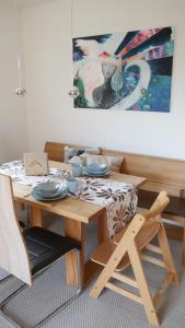 Posezení v ubytování Modern family accommodation with terrace and garden