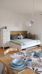 Posezení v ubytování Modern family accommodation with terrace and garden