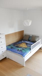 Postel nebo postele na pokoji v ubytování Modern family accommodation with terrace and garden