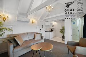 クイーンズタウンにあるLakeview Colonial Motelのソファとテーブルのあるリビングルーム