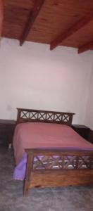 ein Schlafzimmer mit einem Bett und einem Holztisch in der Unterkunft El Shaddai Hospedaje Temporal in Santiago del Estero + 10 Fotos