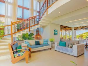 - un salon avec deux canapés et un escalier dans l'établissement Casa PRAIA DO FORTE, à Praia do Forte