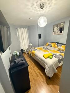 een slaapkamer met een kingsize bed en een tafel bij New Apt in Elizabeth Railroad Style Path Train Bus Hospital Airport NYC in Elizabeth