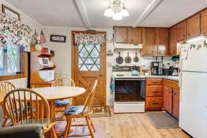 Kuchyň nebo kuchyňský kout v ubytování Less Than 1 Mi to Lake Winnipesaukee Home with Beach Access + 21 fotografií