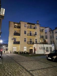 ein großes Gebäude mit Balkonen an der Seite in der Unterkunft Apartament Ratuszowy in Wałbrzych