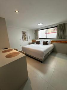 a bedroom with two beds and two windows at Aurea 310 in Tambaú