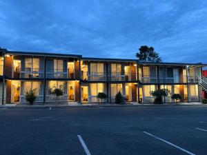 an empty parking lot in front of a building at LaTrobe Motel Morwell in Morwell