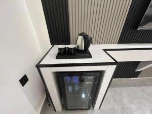 a table with two coffee cups on top of it at قمرة قباء Quba moon3 in Al Madinah