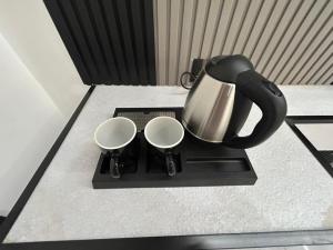 Příslušenství pro přípravu čaje a kávy v ubytování قمرة قباء Quba moon3 + 2 fotografie