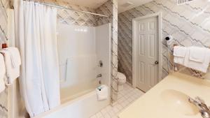 Koupelna v ubytování Club Villas Unit 11D + 10 fotografií