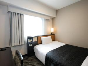 a hotel room with a bed and a window at APA Hotel Ueno Ekikita in Tokyo