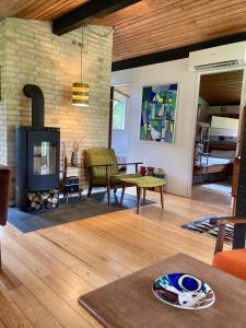 un salon avec cheminée et une chambre dans l'établissement Nostalgic 1960S Idyll, à Hornsved