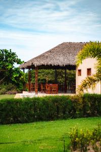 een hut met een tafel en stoelen erin bij Hotel Via Do Sol Eco Chalés in Trairi