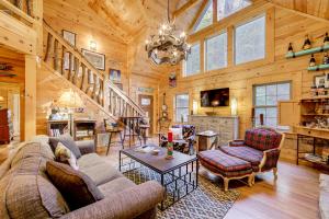 Posezení v ubytování Creekside Cabin in the Heart of Maggie Valley