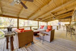Posezení v ubytování Creekside Cabin in the Heart of Maggie Valley