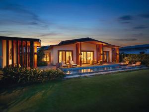 Bazén v ubytování Mövenpick Resort Cam Ranh nebo v jeho okolí