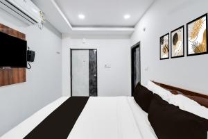 a bedroom with a bed and a flat screen tv at Collection O Kachiguda Bus Terminal Hyderabad in Hyderabad