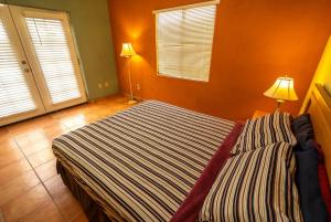 Postel nebo postele na pokoji v ubytování 2 bed/2bath - family vacation home in beach resort